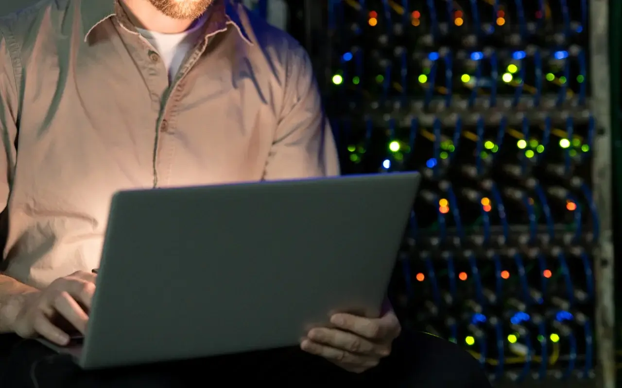 Diagram showing managed IT services like cybersecurity, cloud backup, and network monitoring