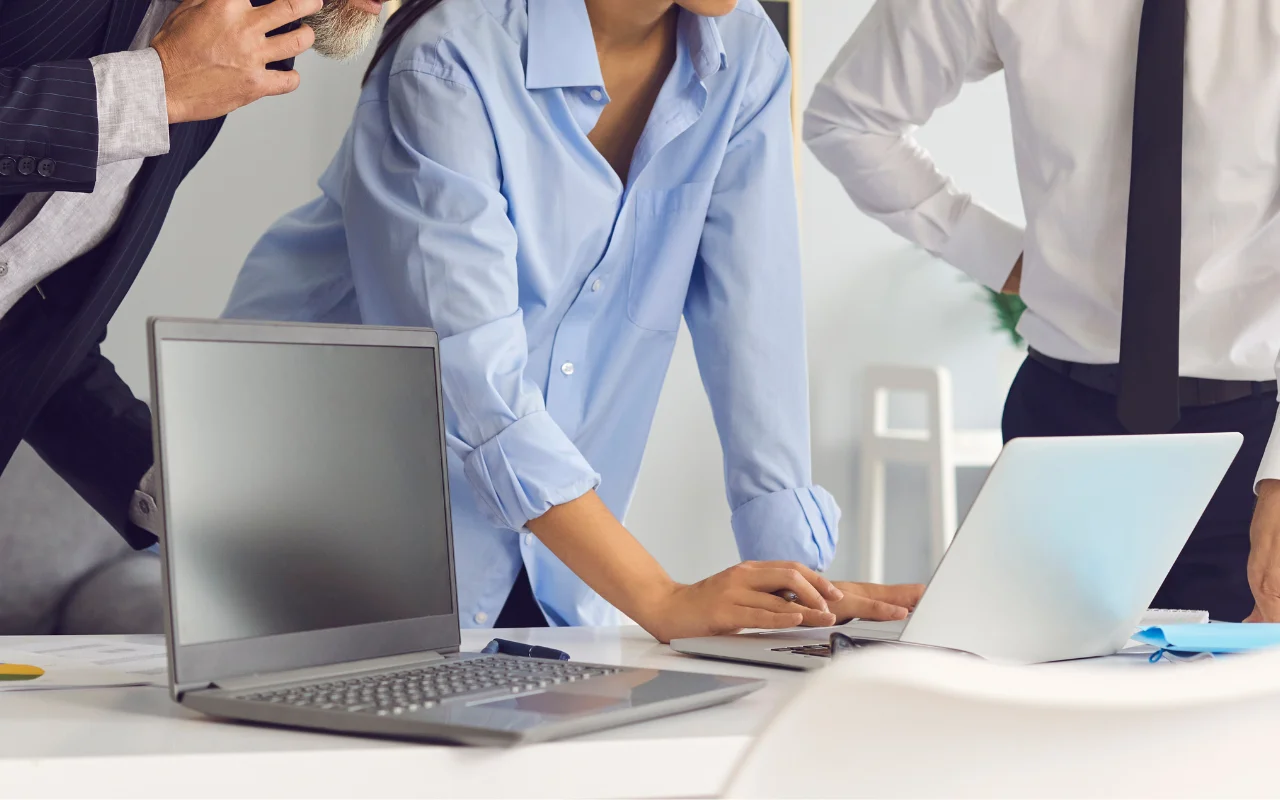 Customer receiving expert IT assistance over the phone and computer