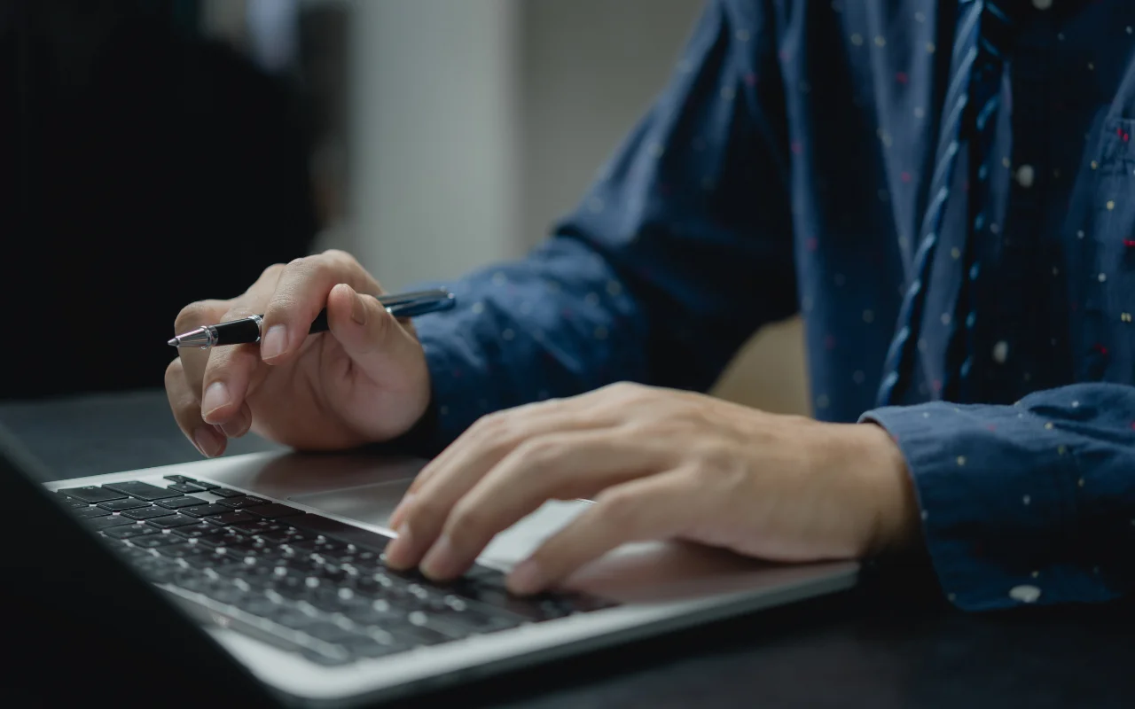 Customer submitting a support ticket through an online IT portal, symbolising service desk processes